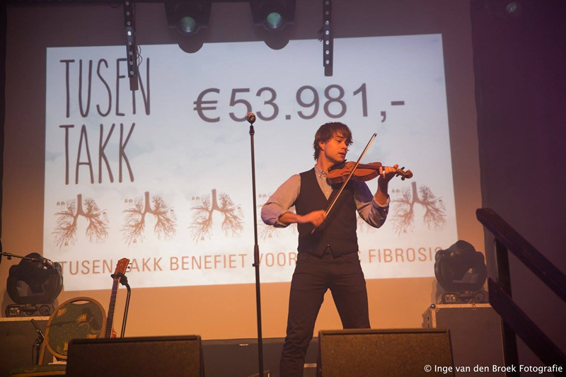 ALexander Rybak tijdens het benefietconcert Tusen Takk